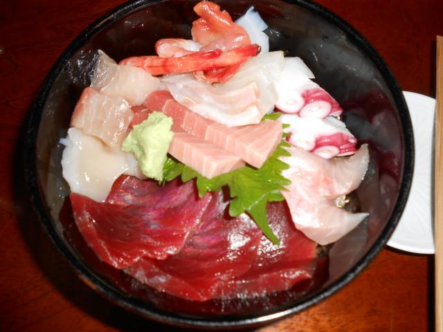 鮮魚盛り盛りの海鮮丼